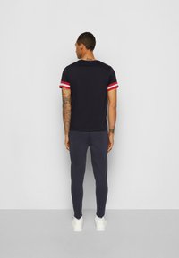 Brave Soul DRUMMOND - T-shirt estampada - navy/red/white