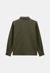 Chemise à manches longues vert olive avec col, poignets boutonnés et couture centrale au dos, présentée de dos sur fond blanc.