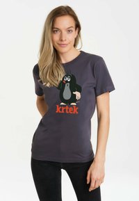 Dunkelgraues Baumwoll-T-Shirt mit einer Cartoon-Maulwurf-Grafik in Schwarz, Weiß und Rot sowie dem Text "krtek" in fettem Rot.