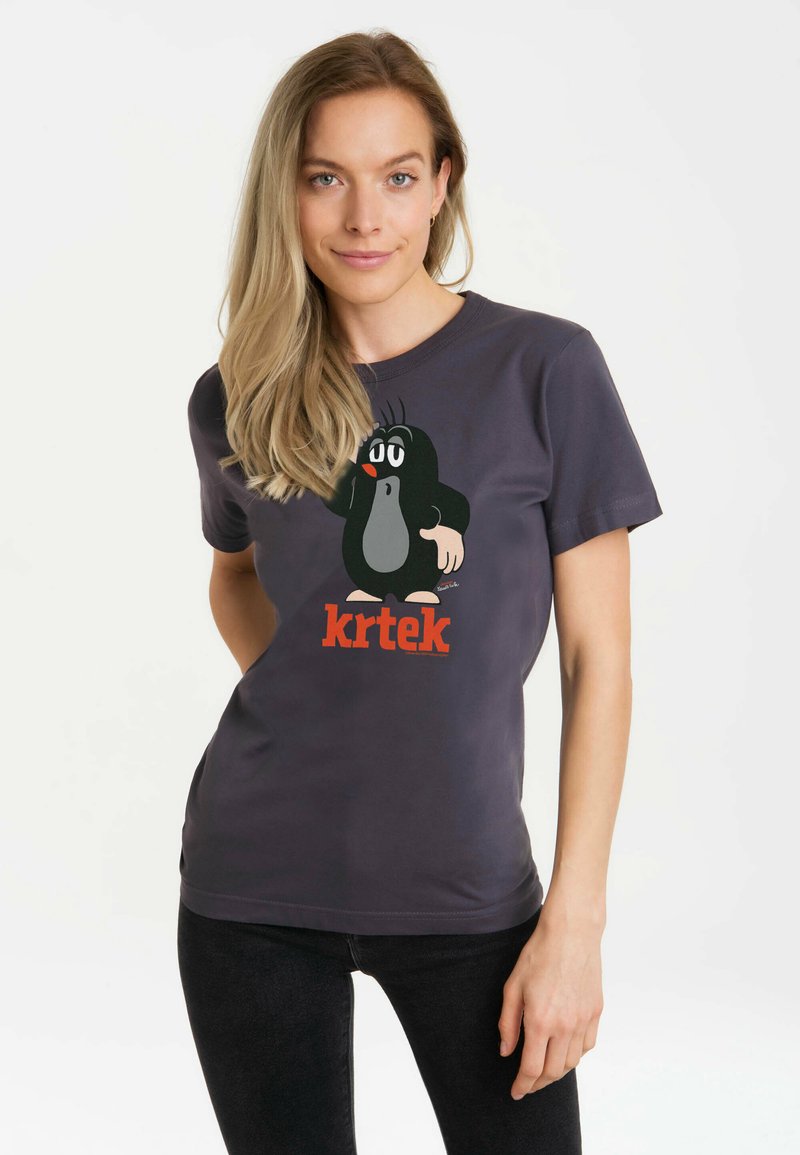 Dunkelgraues Baumwoll-T-Shirt mit einer Cartoon-Maulwurf-Grafik in Schwarz, Weiß und Rot sowie dem Text "krtek" in fettem Rot.