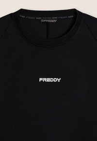 Maglietta nera a girocollo con il logo bianco "FREDDY" centrato sul petto e etichetta di marca abbinata all'interno del colletto.