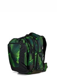 Sac à dos vert et noir avec des motifs géométriques, plusieurs compartiments, tissu robuste, sangles réglables et fermetures éclair.