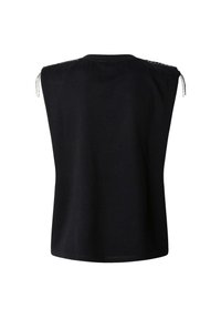 Top nero senza maniche con scollatura rotonda, caratterizzato da dettagli frangiati decorativi sulle spalle e una morbida texture del tessuto.