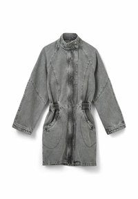 Grå denimjacka med hög krage, elastisk midja, stora sidofickor och rymliga ärmar. Har synlig sömnad och en avslappnad passform.