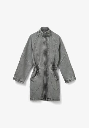 Grijze spijkerjacket met een hoge kraag, elastische taille, grote zijzakken en ruime mouwen. Kenmerkt zichtbare stiksels en een ontspannen pasvorm.