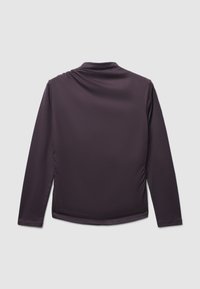 Top a maniche lunghe in tessuto viola scuro con una texture morbida; presenta dettagli arricciati sulle spalle e ai lati per una maggiore dimensione.