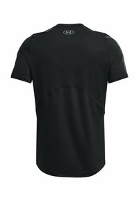Camiseta de rendimiento negra de manga corta con dobladillo redondeado, textura suave y logotipo distintivo en la parte posterior. Diseño de tela transpirable.