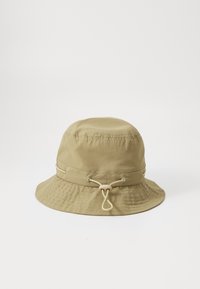 Bucket hat i lys grøn stof med en rund krone, bred skygge og justerbart snøre med en stopper for pasform.