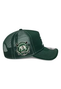 Gorra de béisbol verde con malla trasera, que presenta un parche redondo con "SERIE MUNDIAL DE ATLETISMO 1913" y acentos de costura blanca.