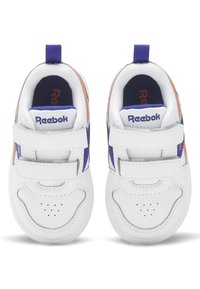 Białe sneakersy Reebok z gładkiej skóry, z niebieskimi akcentami i rzepami. Okrągły kształt palców z perforacjami dla lepszej wentylacji.