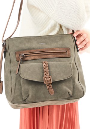 Grüne Canvas-Schultertasche mit braunen Lederakzenten, geflochtenem Detail auf der Vorderklappe und einem Reißverschlussfach; verstellbarer Trageriemen.