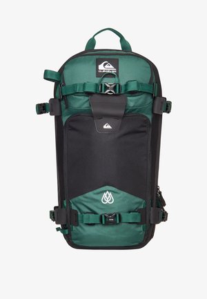 Groene en zwarte rugzak met een rechthoekige vorm, gestructureerde stof, verstelbare banden en een logo op het voorzakje. Heeft zijgespen.