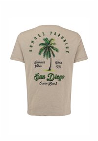 Camiseta beige con un gráfico de palmera verde y texto que dice "Paraíso de Verano, Vibras de Verano desde 1994, Playa del Océano de San Diego" en la parte posterior.