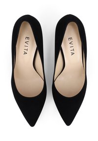 Escarpins en daim noir à talons hauts avec un bout pointu, dotés d'une doublure intérieure lisse et de la marque "EVITA" imprimée à l'intérieur.