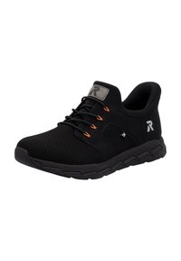 Chaussure de sport noire légère avec dessus en mesh, œillets orange pour les lacets, semelle rembourrée et étiquette grise de marque sur la languette et le côté.