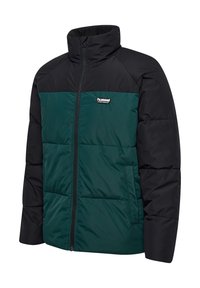 Zwarte en donkergroene gewatteerde jas met hoge kraag, ritssluiting aan de voorkant, zijzakken en het "hummel sportswear"-logo op de borst.