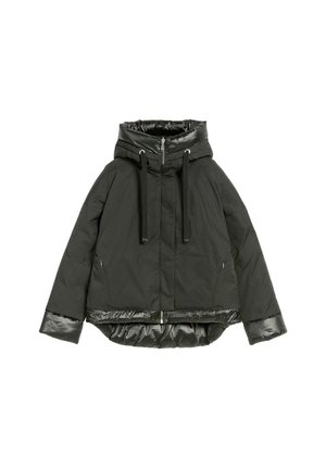 Czarna kurtka puchowa z wysokim kapturkiem, zapinana na zamek, z kontrastowymi błyszczącymi wykończeniami. Posiada długie rękawy i skrócony krój.