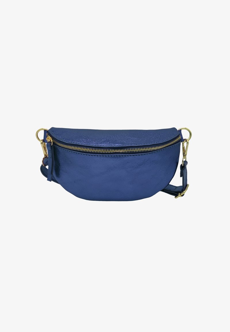 Banane en cuir bleu avec une finition brillante, fermeture éclair dorée et sangle réglable. Forme arrondie avec une couture le long du bas.