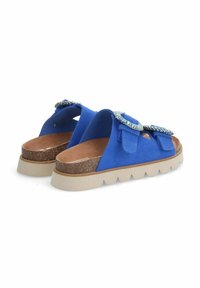 Infradito blu in suede con due cinghie in tessuto, decorate con un dettaglio circolare, e una suola in sughero texture con una base spessa.