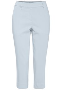 Svetlomodré, priliehavé nohavice z hladkého materiálu, so štíhlym strihom a zahnutejšími manžetami. Majú plochý predný diel a pútka na opasok.