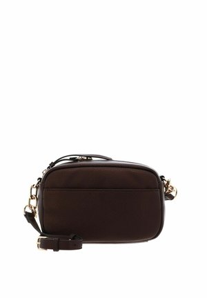 Bolso cruzado de cuero marrón oscuro con detalles de cadena dorada y correa ajustable, forma rectangular con un bolsillo delantero.