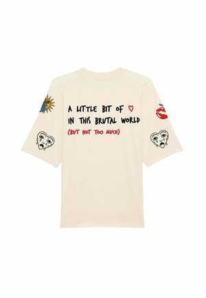 T-shirt color crema con maniche corte, decorata con stampe grafiche sulle maniche e sulla schiena, inclusi testi e design emotivi.