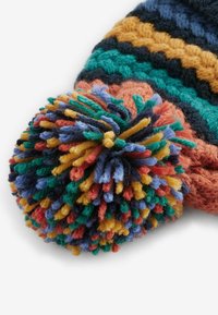 Bunte Strickmütze mit abwechselnden Streifen in Blau, Grün, Orange und Gelb. Verfügt über eine mehrfarbige Bommel-Dekoration an der Spitze.