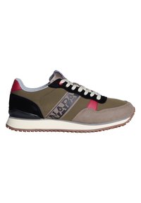 Zapatillas con una combinación de verde oliva, negro y acentos rojos. Presentan un upper de ante y malla, suela blanca y un prominente logo "NAPA" en el costado.
