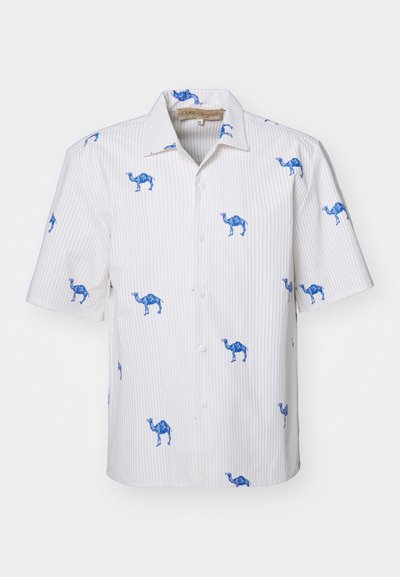 Κοντομάνικο πουκάμισο με κουμπιά σε λευκές και ανοιχτό μπλε ρίγες, με εκτυπωμένα μπλε καμήλες σε όλη την επιφάνεια. Κλασικός σχεδιασμός γιακά.