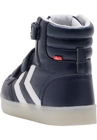 Dunkelblaues High-Top-Sneaker aus strukturiertem Leder mit weißen Chevron-Akzenten, verstellbarem Klettverschluss und transparenter Gummisohle.