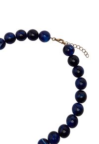 Navy blue naszyjnik z koralików, składający się z polerowanych, okrągłych korali w różnych odcieniach, zapinany na zapięcie w kolorze złotym z regulowanym łańcuszkiem.