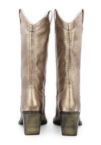 Ein Paar hellbraune Leder-Cowboystiefel mit spitzen Oberteilen, durchbrochenen Details und gestapelten Holzabsätzen. Die Rückansicht zeigt die Nähte.