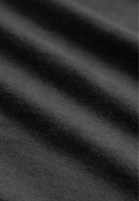 Tissu noir avec une surface lisse et texturée ; présente des plis et des nervures subtils, indiquant un matériau extensible et léger.