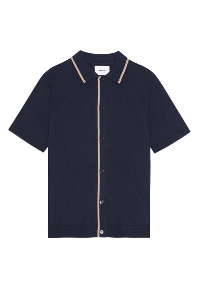 Marineblaues Poloshirt mit kurzen Ärmeln aus weichem Stoff, mit einem kontrastierenden hellbraunen Kragen und Knopfleiste, und einem gerippten Saum.