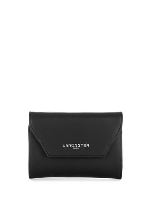 Portafoglio in pelle nera con chiusura a pattina triangolare, logo "LANCASTER PARIS" in rilievo, superficie liscia e dettagli di cucitura delicati.