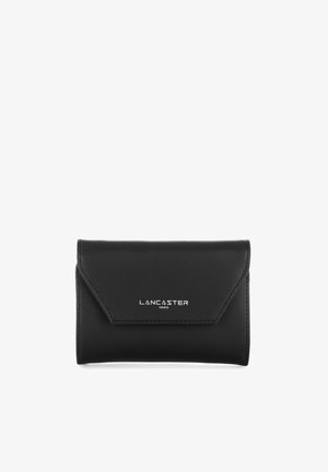 Zwarte leren portemonnee met een driehoekige klep sluiting, gegraveerd "LANCASTER PARIS" logo, gladde textuur en subtiele stikseldetails.