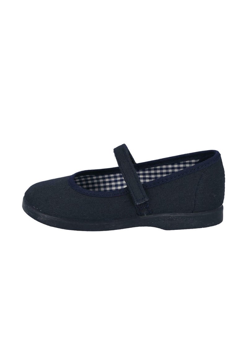 Zapato de lona negro con puntera redondeada, una correa de velcro a lo largo del arco del pie y un forro de tela a cuadros. Suela de goma baja y plana.