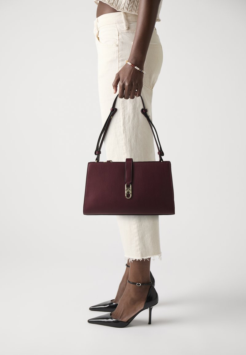 Tommy Hilfiger LIBRE SHOULDER BAG - Sac à main - deep rouge