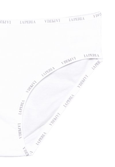 Calcinha branca de algodão com uma textura suave, apresentando uma cinta impressa com "LA PERLA" em um padrão repetitivo. Forma clássica de cueca.