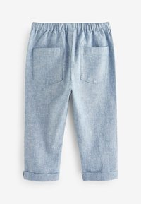 Lyseblå, denim-lignende bukser med en samlet elastisk talje, to baglommer og opbrettede cuffs. Glat tekstur, afslappet design.