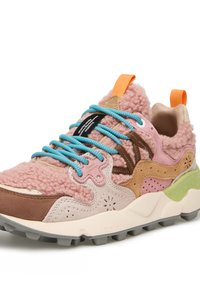 Sneaker aus Mischmaterial mit einem flauschigen rosa Obermaterial, blauen Schnürsenkeln, braunen und tan Akzenten, einer strukturierten Sohle und einem detaillierten limegrünen Fersenbereich.