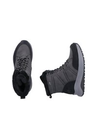 Szare zimowe buty wykonane z materiałów syntetycznych, z teksturowanym wykończeniem, sztucznym futrem wewnątrz i wzmocnionymi gumowymi podeszwami zapewniającymi przyczepność.