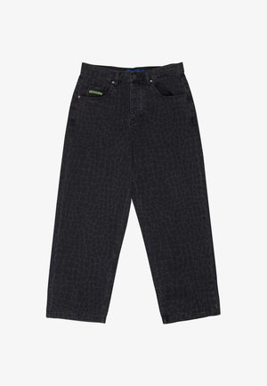 Jean noir à jambes larges avec un motif discret de peau de reptile et une étiquette verte et jaune au-dessus de la poche avant droite.