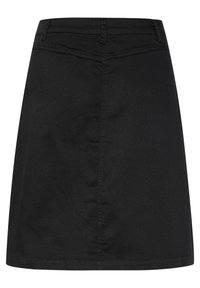 Svart denimkjol med rak skärning, kort längd och bakfickor, med synlig söm och en mjuk textur.