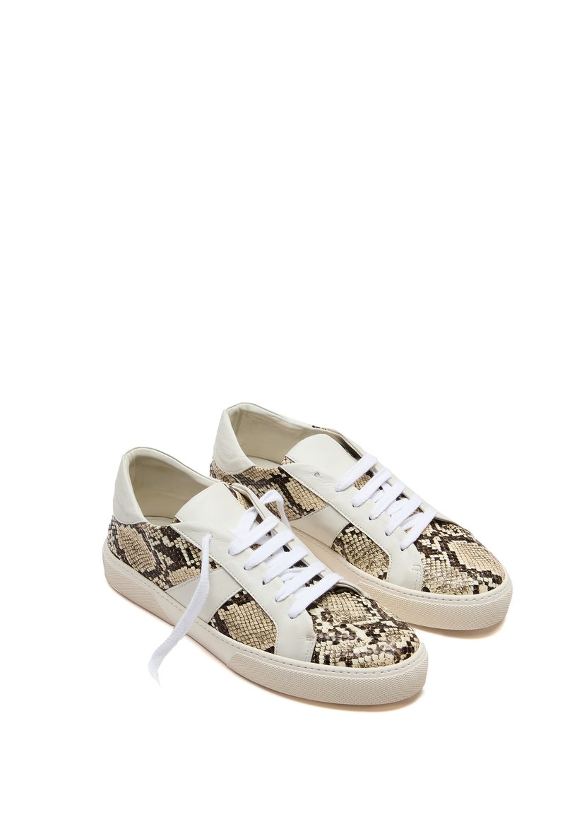 Die Sneakers verfügen über ein Schlangenhautmuster in Beige und Braun, weiße Lederakzente, flache weiße Schnürsenkel und eine strukturierte Gummisohle.