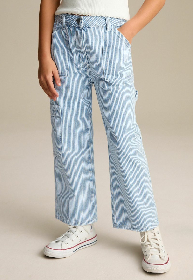 Pantalons cargo rayés bleu et blanc, design à jambe large, fabriqués en tissu léger, avec poches avant et coupe décontractée.