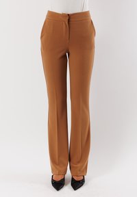 Pantaloni marroni a vita alta con vestibilità sartoriale, dotati di chiusura frontale con bottone e tasche laterali, realizzati in tessuto liscio, con un design a gamba svasata.