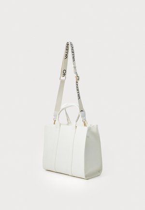 Valge käekott, millel on struktureeritud disain, tekstuuriga pind, kaks käepidet ja eemaldatav rihm, millel on must "VALENTINO" bränding.