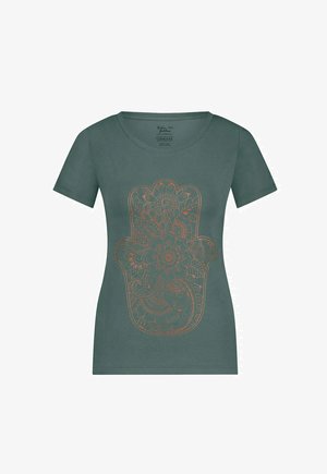 Grünes T-Shirt mit kurzen Ärmeln, gefertigt aus weicher Baumwolle und versehen mit einem auffälligen orangefarbenen Handgrafikdesign mit komplexen Blumemustern.