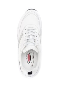 Witte sneaker met een combinatie van glad leer en mesh materialen, ronde neus, platte veters en een gevoerde binnenzool met een subtiel grafisch patroon.